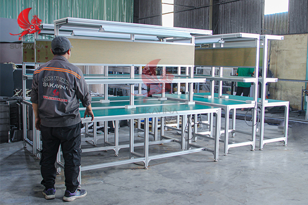 Sukavina sản xuất bàn thao tác sản xuất theo yêu cầu 